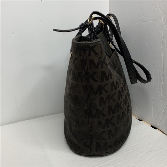 Michael Kors Signature Jet Set Tote Color: Black - Picture 2 of 9